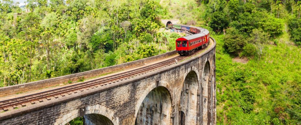 Ella y el Puente de los Nueve Arcos 🚂
