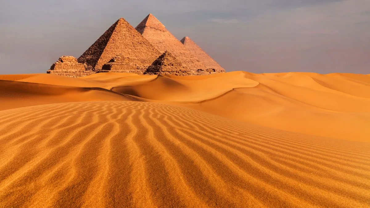 Desierto de Egipto con las Pirámides de Giza durante un viaje personalizado