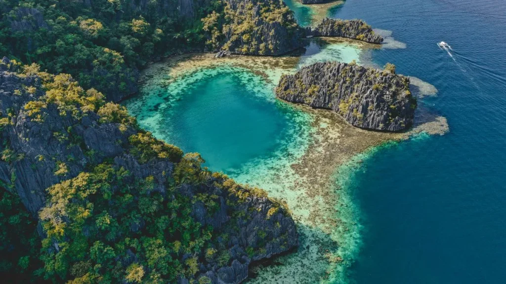 Vista aérea de islas de piedra caliza y aguas turquesas en Filipinas